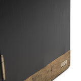 Könyvespolc oldalsó részlete márkajelzéssel és fa lábazattal