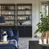 Loft könyvespolc nappaliban dekorációkkal berendezve