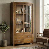 Vitrines tárolószekrény enteriőrben dekorációkkal és könyvekkel