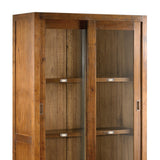 Üveges szekrény részlet belső polcokkal és fa háttérrel