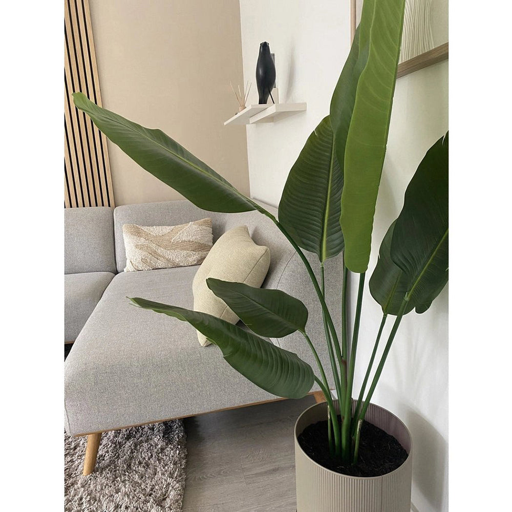 Real Touch hatású, 120 cm magas mű strelitzia növény világos, skandináv stílusú nappaliban.