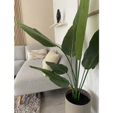 Real Touch hatású, 120 cm magas mű strelitzia növény világos, skandináv stílusú nappaliban.