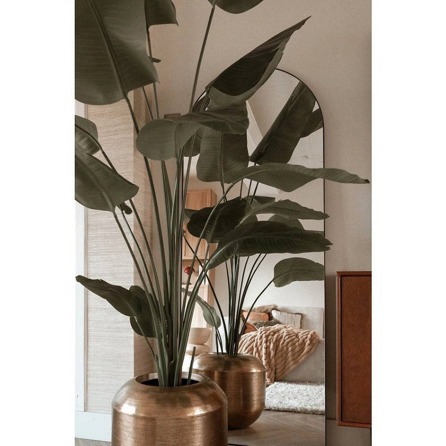 Nagy méretű, élethű strelitzia műnövény arany kaspóban, elegáns nappali dekorációjaként