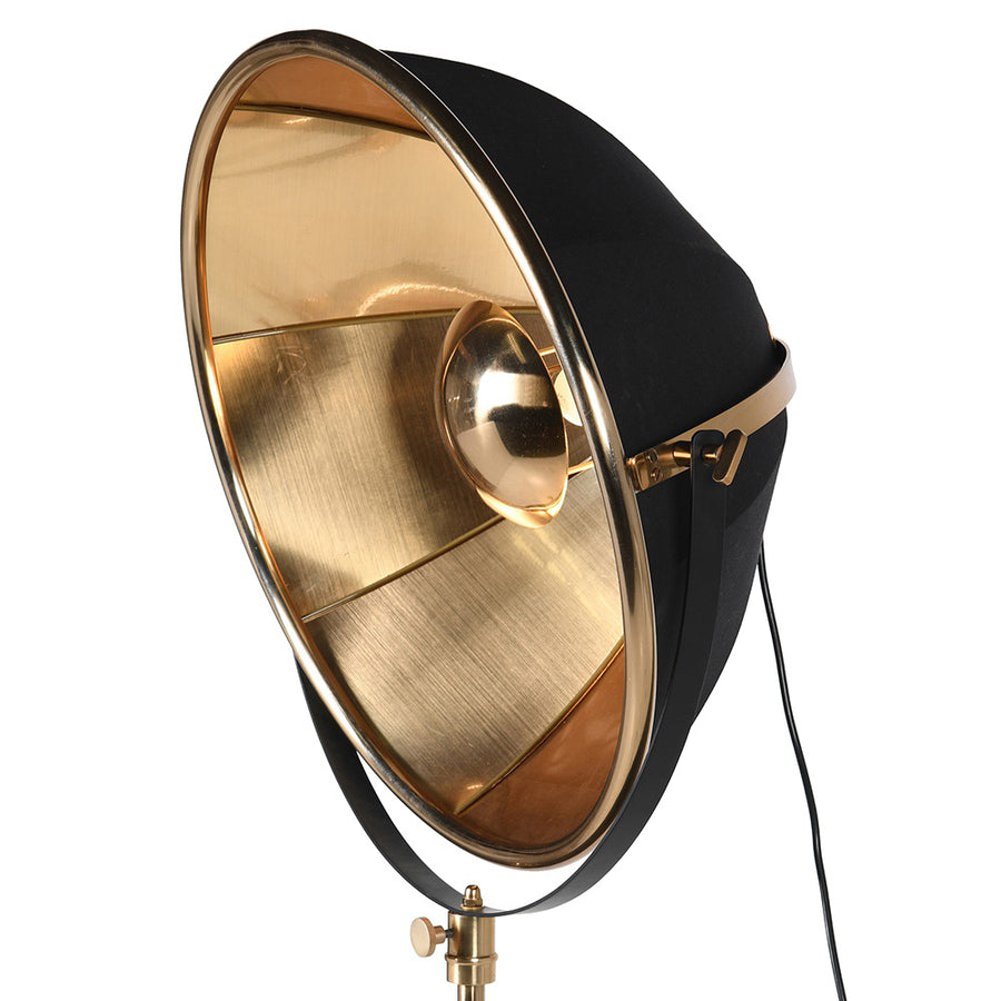 Studio állólámpa részlet – arany fényvisszaverő lámpabúra csiszolt sárgaréz cikkelyekkel, fekete textilborítással.