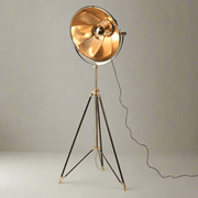 Design tripod állólámpa indirekt világítású, arany belsejű lámpaernyővel.