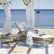 Antikszürke színű, műrattan kerti kisasztal.