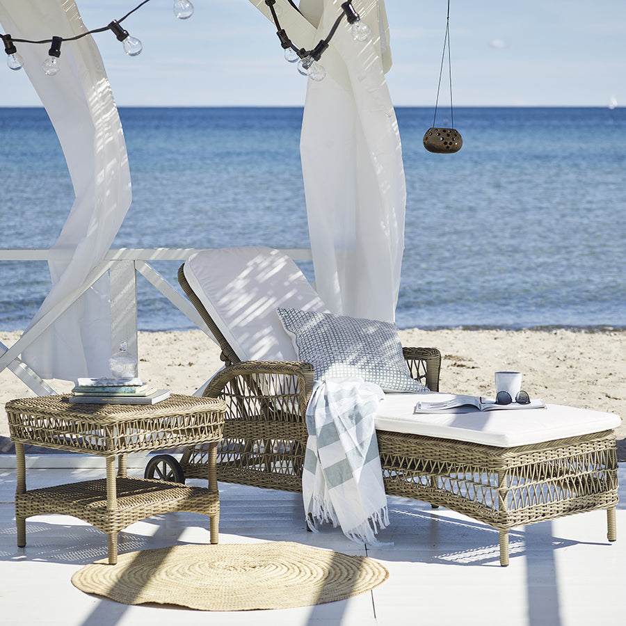 Antikszürke színű, műrattan kerti kisasztal.