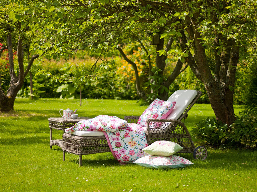 Antikszürke színű, műrattan kerti kisasztal.