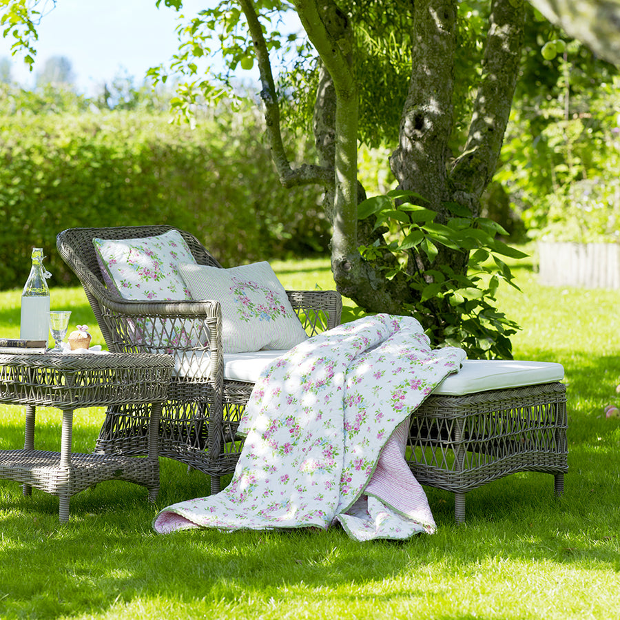 Antikszürke színű, műrattan kerti kisasztal.