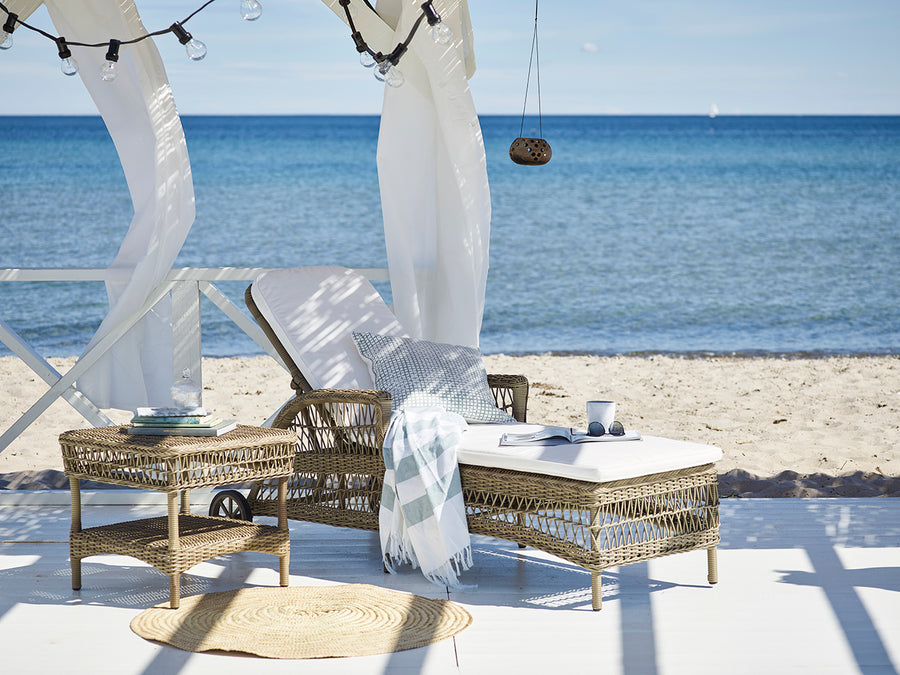 Antikszürke színű, műrattan kerti kisasztal.