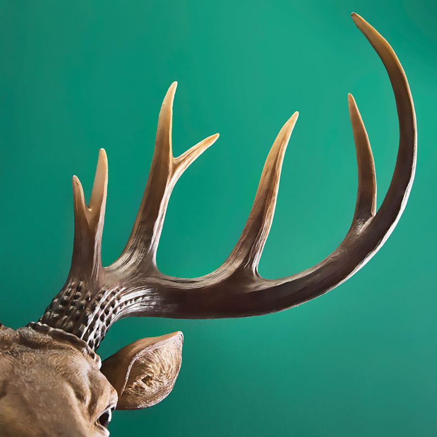 Barna színű, szarvas figurás, kortárs stílusú, dizájn falilámpa.