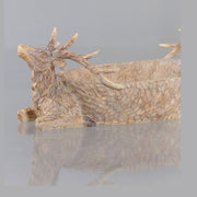 Faragott fa hatású,, natúrszínű, szarvas figurás karácsonyi tál.