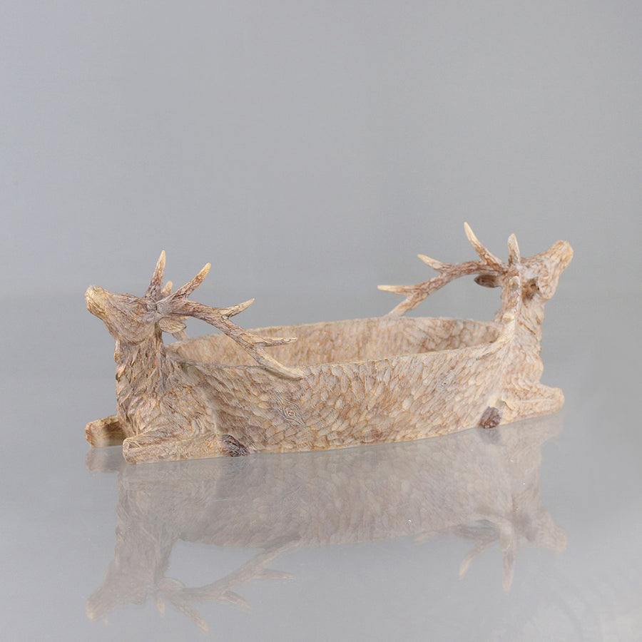 Faragott fa hatású,, natúrszínű, szarvas figurás karácsonyi tál.