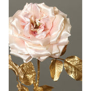 Fényes aranyszínű szárú és levelű, halvány rózsaszín színárnyalatú szatén rózsa művirág .