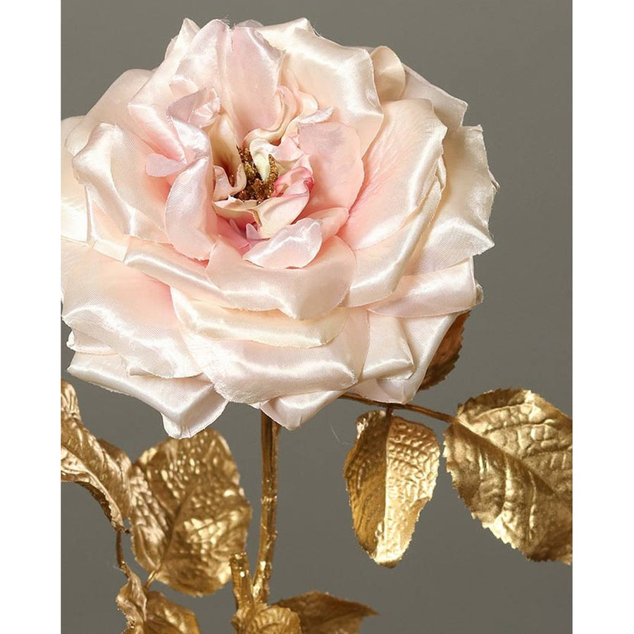 Fényes aranyszínű szárú és levelű, halvány rózsaszín színárnyalatú szatén rózsa művirág .