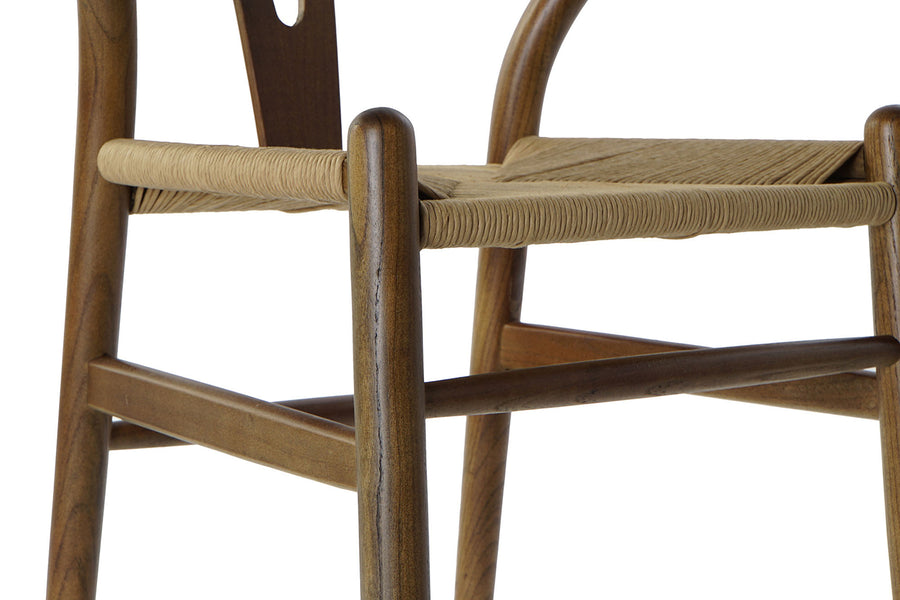 Barna színű, hajlított szilfából készült karosszék.