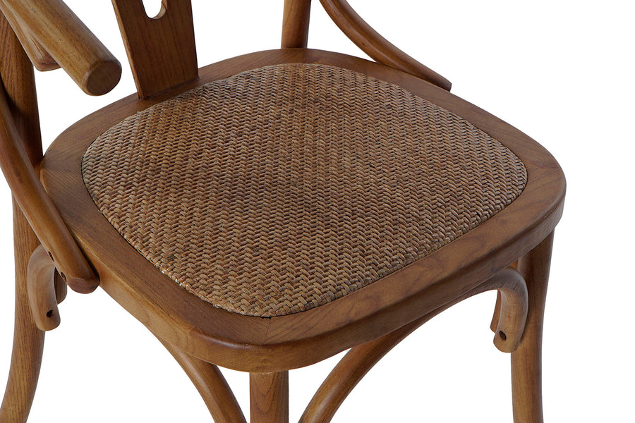 Barna színű, karfás kialakítású, thonet jellegű étkezőszék.