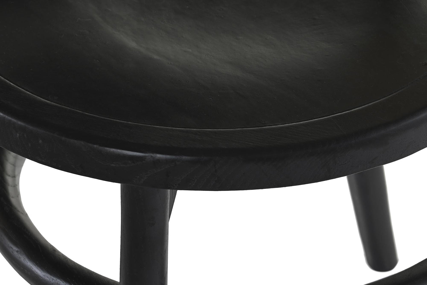 Fekete színű, thonet jellegű bisztrószék.