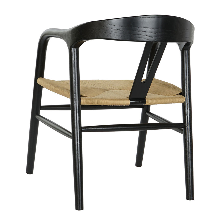 Fekete színű, formatervezett karosszék.