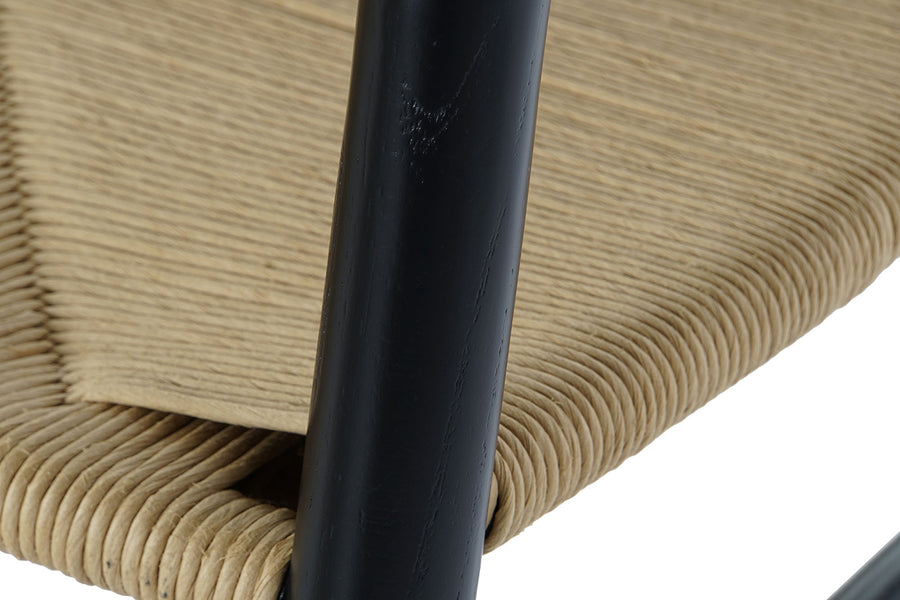 Fekete színű, formatervezett karosszék.