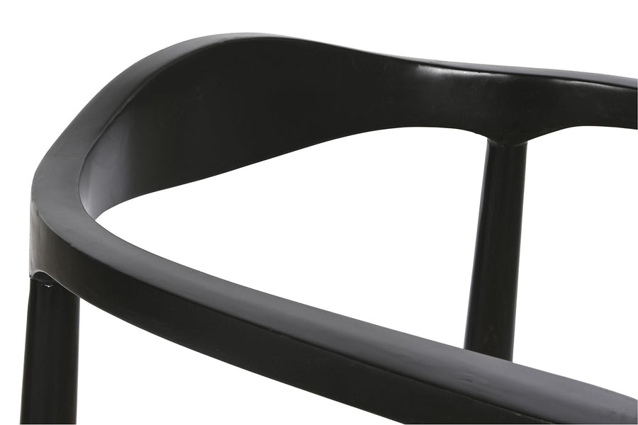 Fekete színű, teakfából készült, formatervezett karosszék.