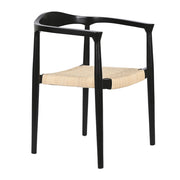 Fekete színű, teakfából készült, formatervezett karosszék.