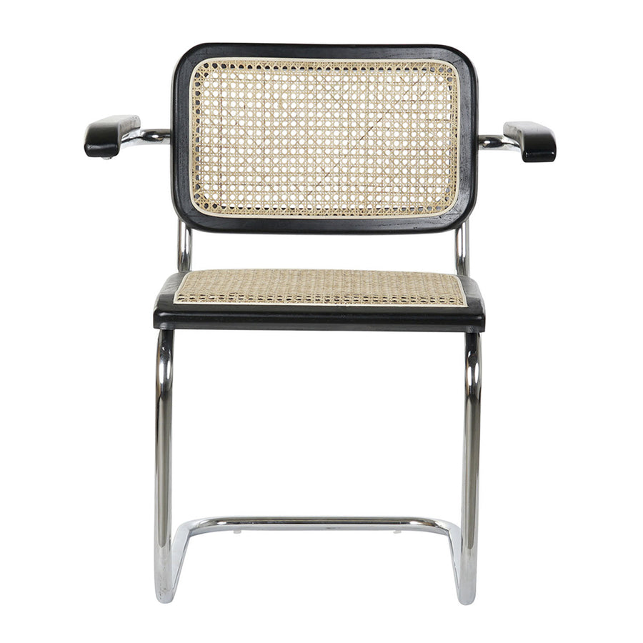 Modern fémvázas, fekete színű, rattan betétes karosszék.