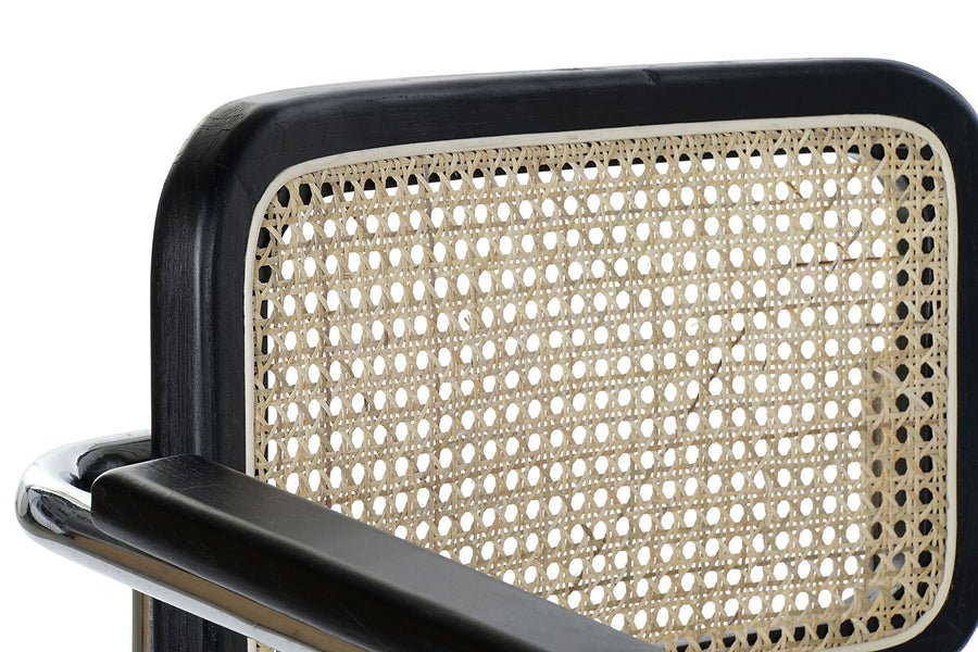 Modern fémvázas, fekete színű, rattan betétes karosszék.