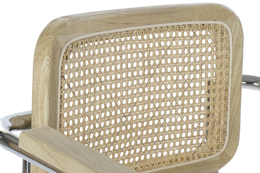 Modern fémvázas, natúr színű, rattan betétes karosszék.