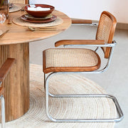 Modern fémvázas, barna színű, rattan betétes karosszék.