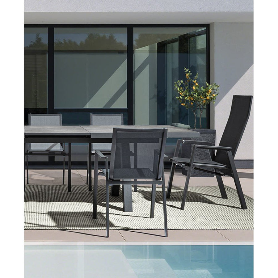 Grafitszürke színű kortárs modern kerti székek teraszon.