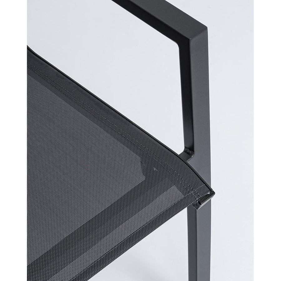 Grafitszürke színű kortárs modern kerti szék.