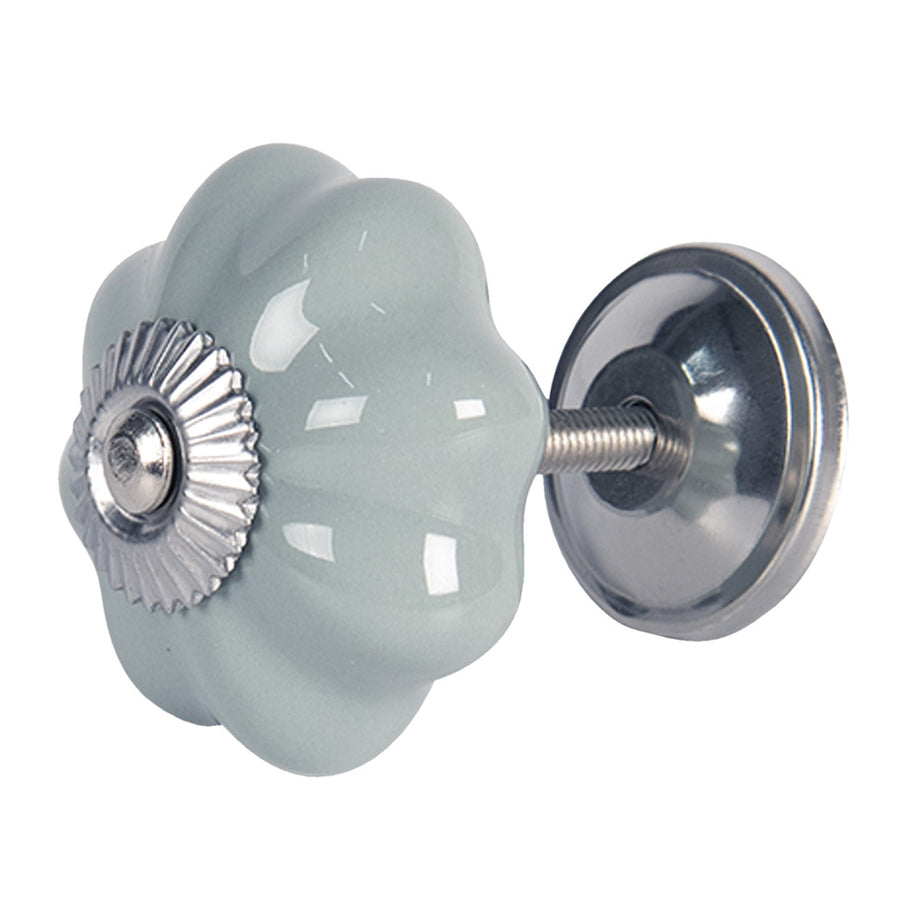 Vintage stílusú, szürke kerámia bútorfogantyú oldalnézetből, fém rögzítőelemmel.