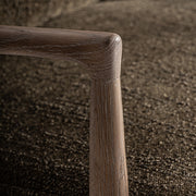 Kortárs stílusú, finoman antikolt felületű kőrisfából készült, khakiszínű szövettel kárpitozott, formatervezett design fotel.