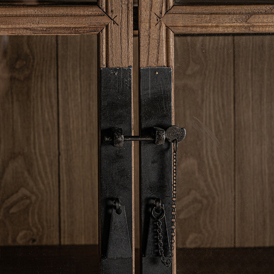 Koloniál ihletésű, natúr színű, pácolt felületű szilfából készült, 2 ajtós és 3 fiókos vitrines szekrény.