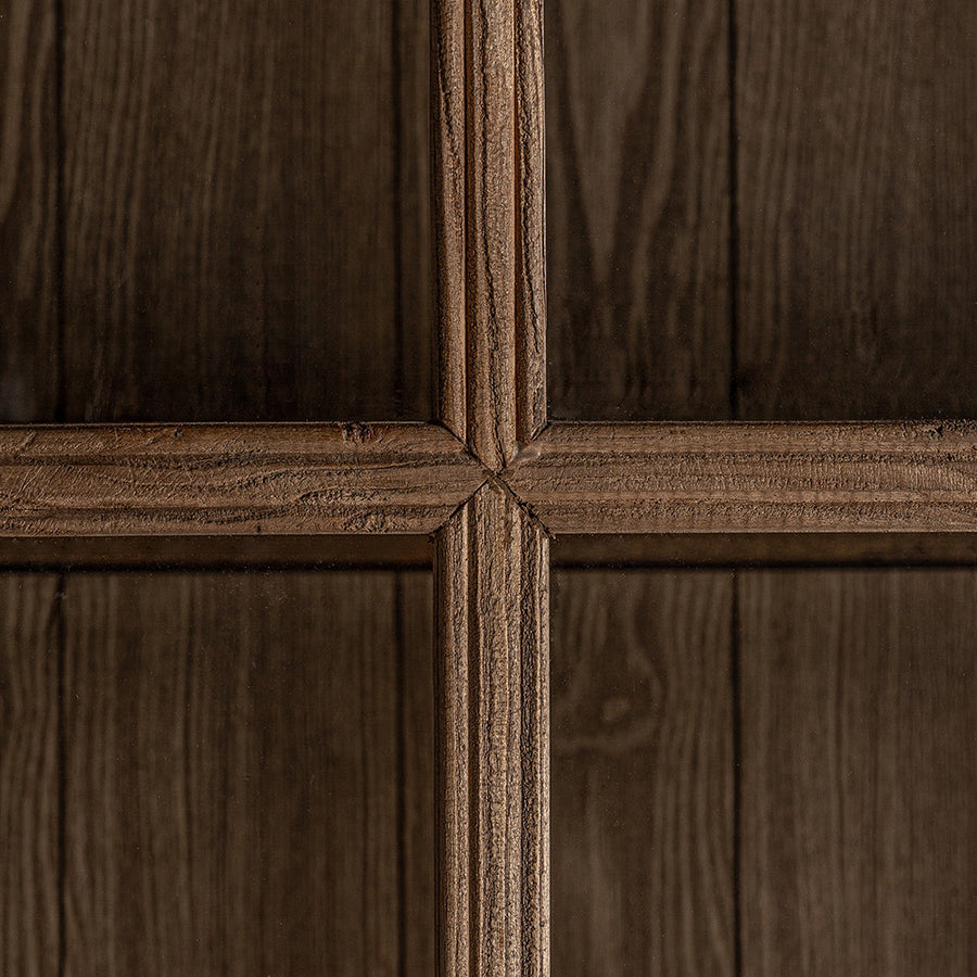 Koloniál ihletésű, natúr színű, pácolt felületű szilfából készült, 2 ajtós és 3 fiókos vitrines szekrény.