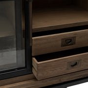 Vitrines szekrény fa fiókokkal és fém fogantyúkkal részletfotó