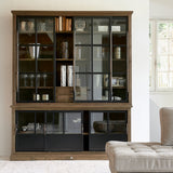 Nagyméretű vitrines szekrény nappaliban dekorációkkal berendezve