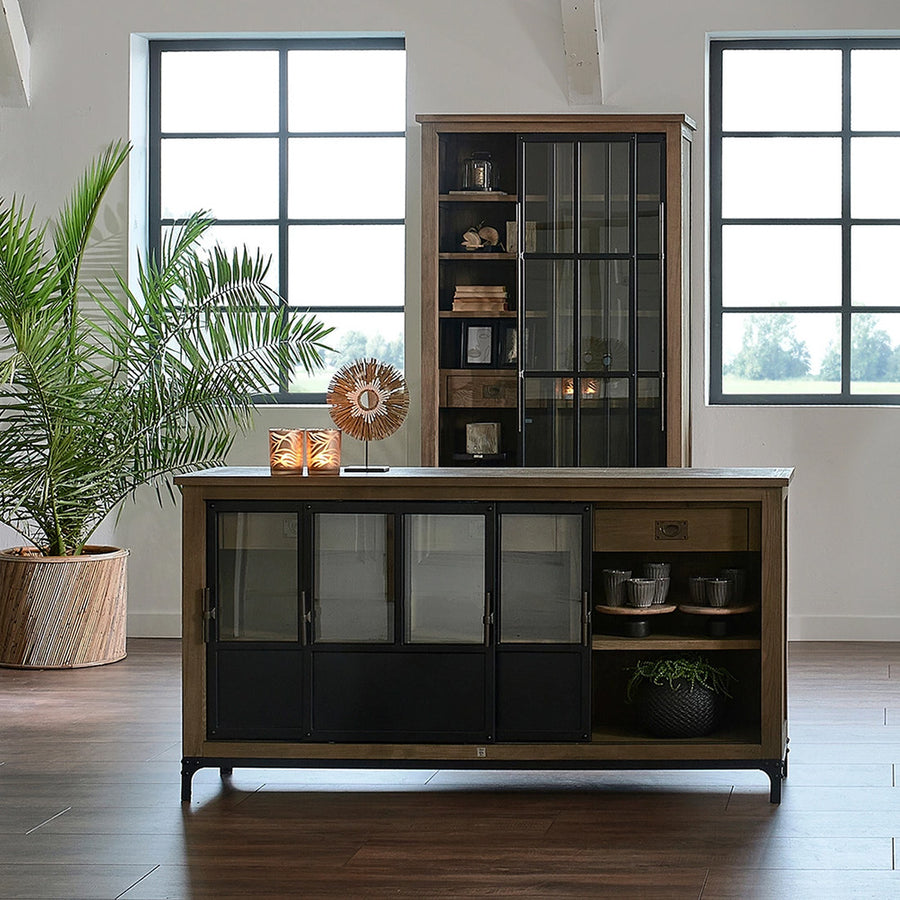Hoxton kollekció bútorai tálalóval és vitrinszekrénnyel