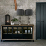 Ipari stílusú tálaló dekorációval és üveges ajtókkal