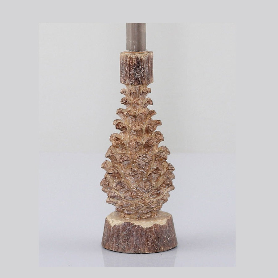 Faragott fahatású, natúr színű, fenyőtoboz formájú gyertyatartó.