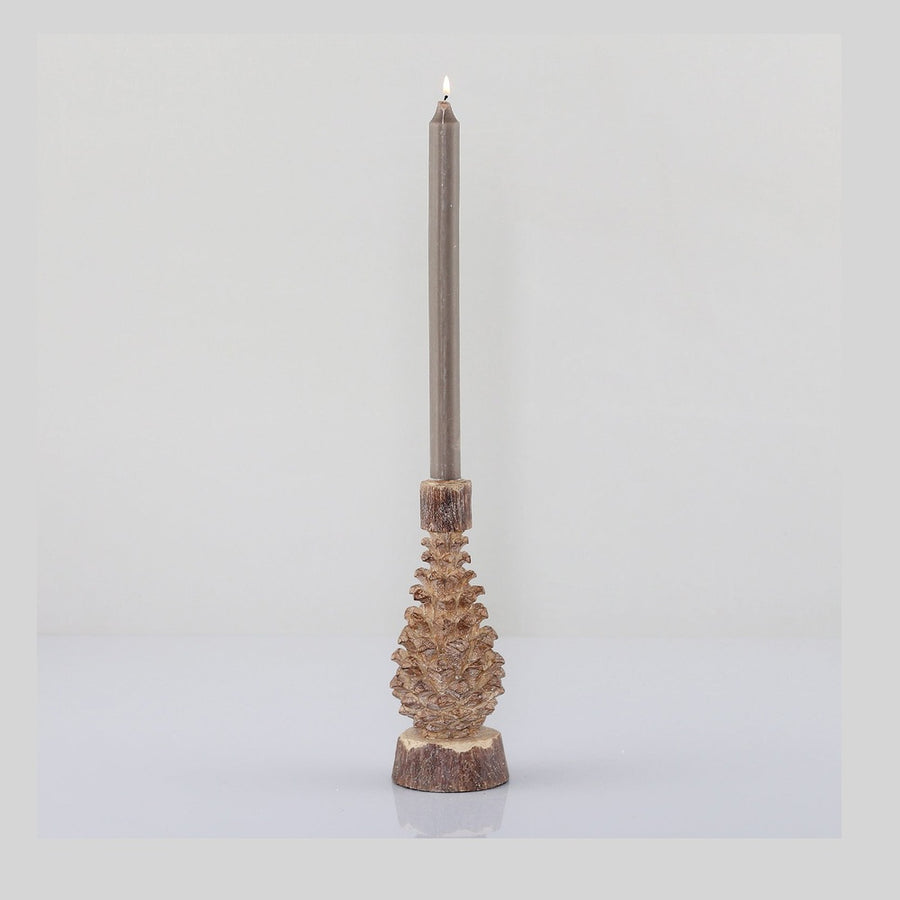 Faragott fahatású, natúr színű, fenyőtoboz formájú gyertyatartó.