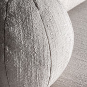 TRAUN kanapé hengerpárna részlete, texturált szövettel