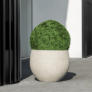 Mosott bézs színű design kaspó zöld növénnyel kültéren – Pottery Pots Urban kollekció