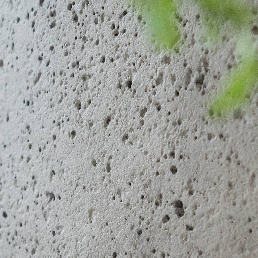 Közelkép az Urban kaspó betonhatású felületéről, részletgazdag pórusos textúrával