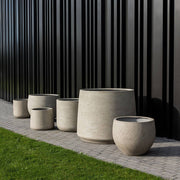 Urban kaspócsalád kültéri elrendezésben, fekete fal előtt – többféle forma és méret együtt