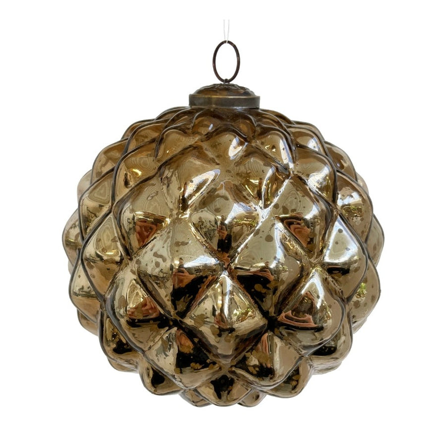 Tobozgömb formájú, antikolt felületű, sötétarany színű, kézműves üveg karácsonyfadísz.