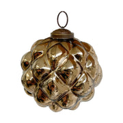 Tobozgömb formájú, antikolt felületű, sötétarany színű, kézműves üveg karácsonyfadísz.