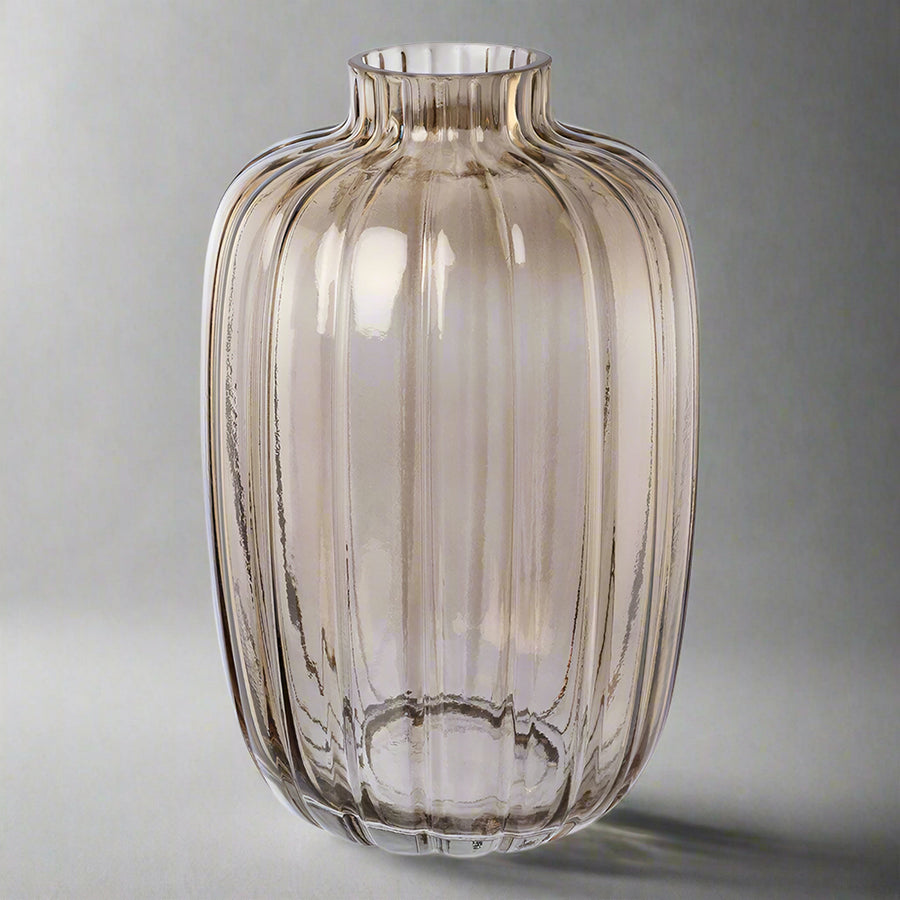 Barna bordázott üveg váza 30 cm magas, modern eleganciával. Letisztult dizájn stílusos otthonokhoz, dekorációként vagy vázaként is használható.