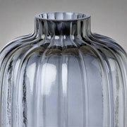 Kék bordázott üveg váza 30 cm magas, modern eleganciával. Letisztult dizájn stílusos otthonokhoz, dekorációként vagy vázaként is használható.